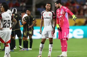 Danilo e Rossi conversam em Flamengo x Los Angeles FC (Foto: Gilvan de Souza/CRF)