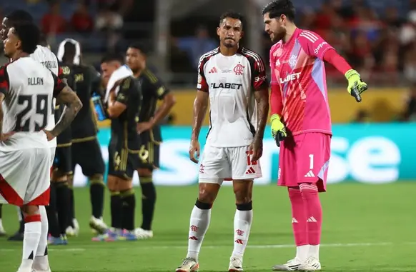 Danilo e Rossi conversam em Flamengo x Los Angeles FC (Foto: Gilvan de Souza/CRF)