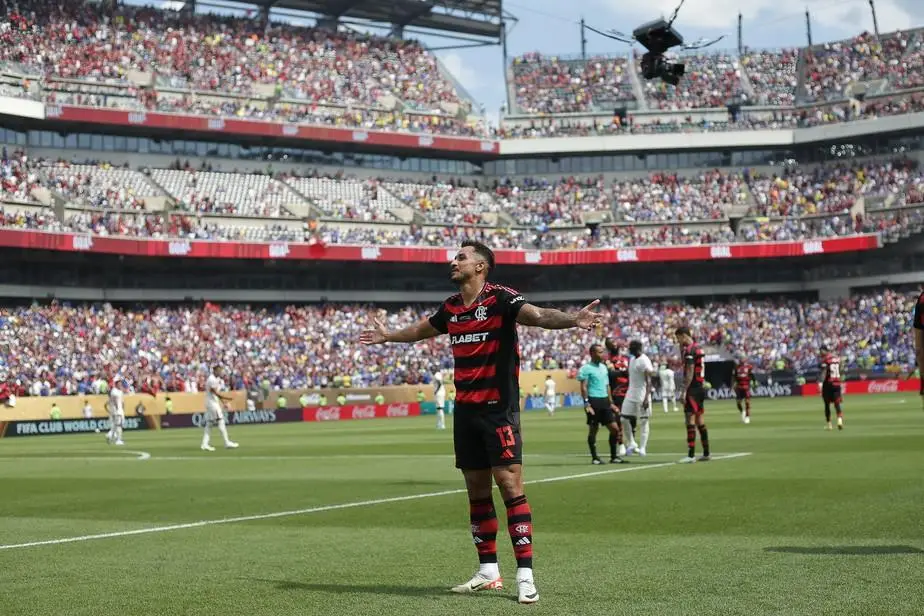 Danilo vira peça importante na defesa e no ataque do Flamengo, e pode emplacar sequência no Mundial