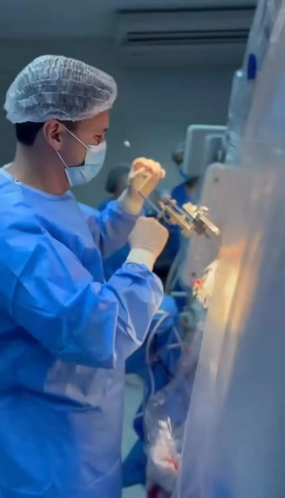 Dr. Guilherme Badke durante cirurgia em paciente rubro-negro