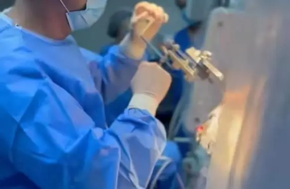Dr. Guilherme Badke durante cirurgia em paciente rubro-negro (Foto: Reprodução)
