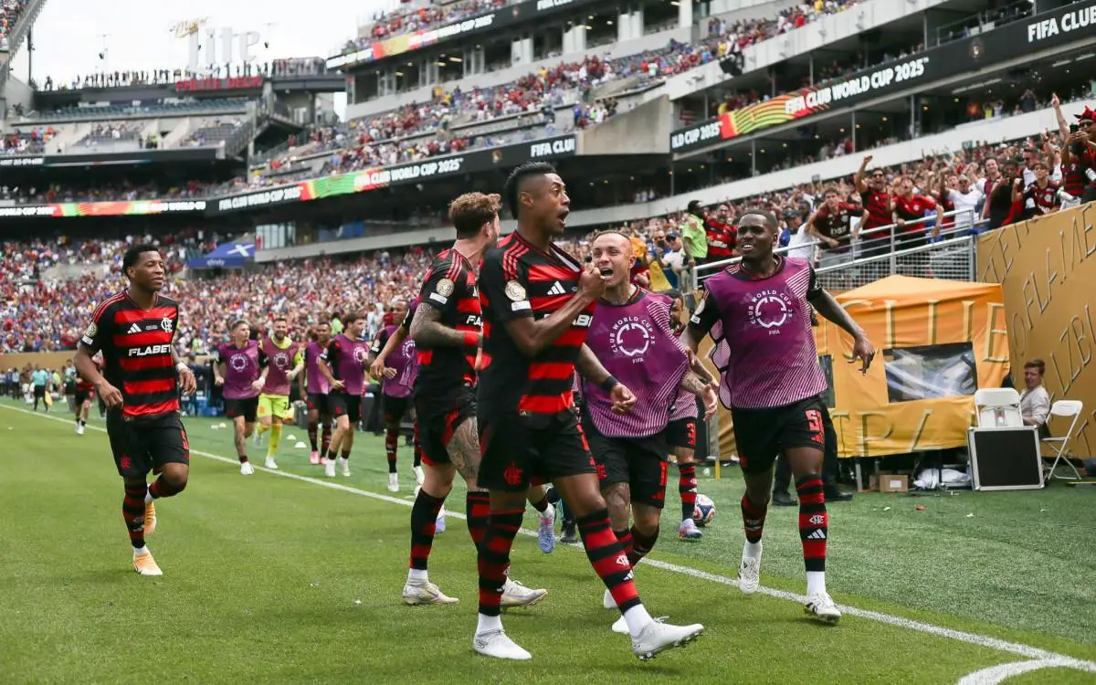 Equipe do Flamengo comemorando gol de Bruno Henrique contra o Chelsea