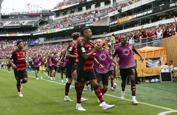 Equipe do Flamengo comemorando gol de Bruno Henrique contra o Chelsea (Foto: Gilvan de Souza / Flamengo)