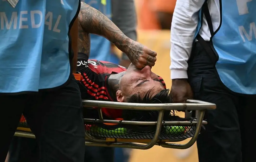 Erick Pulgar sai de maca em Flamengo x Bayern