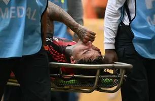 Erick Pulgar sai de maca em Flamengo x Bayern (Foto: PATRICIA DE MELO MOREIRA / AFP)