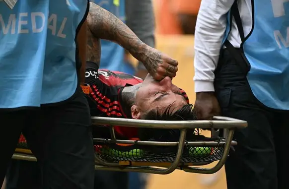 Erick Pulgar sai de maca em Flamengo x Bayern (Foto: PATRICIA DE MELO MOREIRA / AFP)