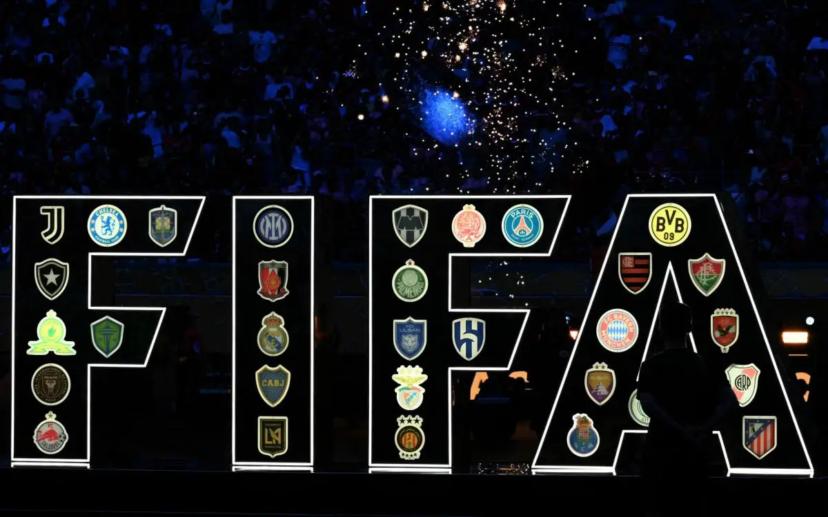 Escudos dos clubes participantes na cerimônia de abertura do Mundial de Clubes