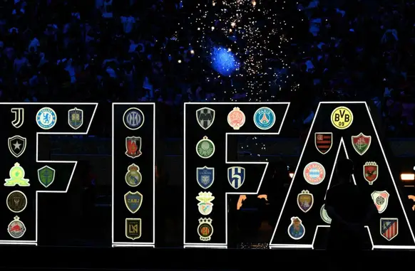 Escudos dos clubes participantes na cerimônia de abertura do Mundial de Clubes (Foto: Chandan Khanna / AFP)
