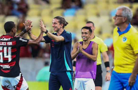 Filipe Luís e Wallace Yan (Foto: Gilvan de Souza e Paula Reis/Flamengo)