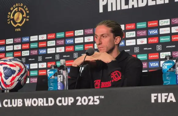 Filipe Luís em coletiva do Flamengo na Filadélfia (Foto: Thiago Lima)