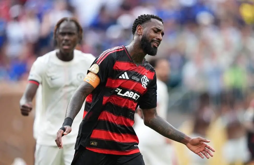 Gerson lamenta bola perdida em Flamengo x Chelsea