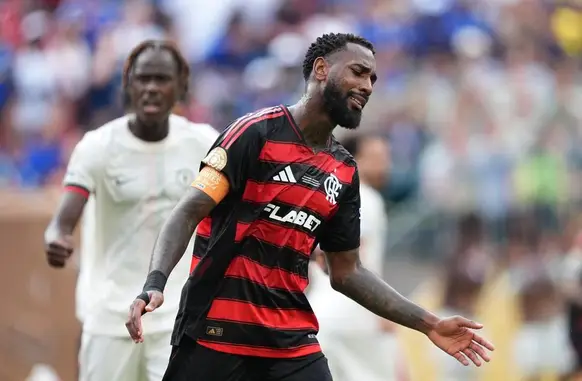 Gerson lamenta bola perdida em Flamengo x Chelsea (Foto: Reuters/Kyle Ross)
