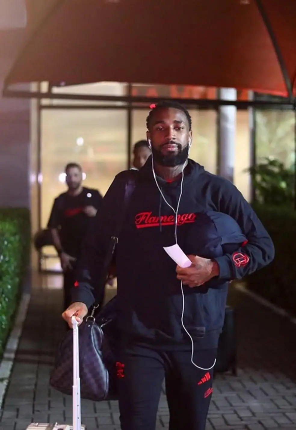 Gerson no embarque do Flamengo para a Copa do Mundo de Clubes