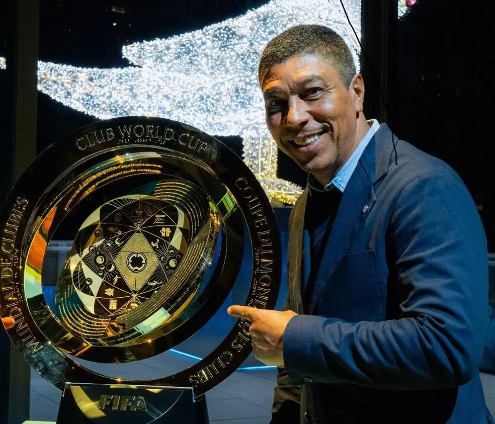 Giovane Elber com o troféu do Mundial de Clubes da Fifa, em Nova York