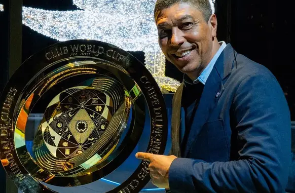 Giovane Elber com o troféu do Mundial de Clubes da Fifa, em Nova York (Foto: FC Bayern)