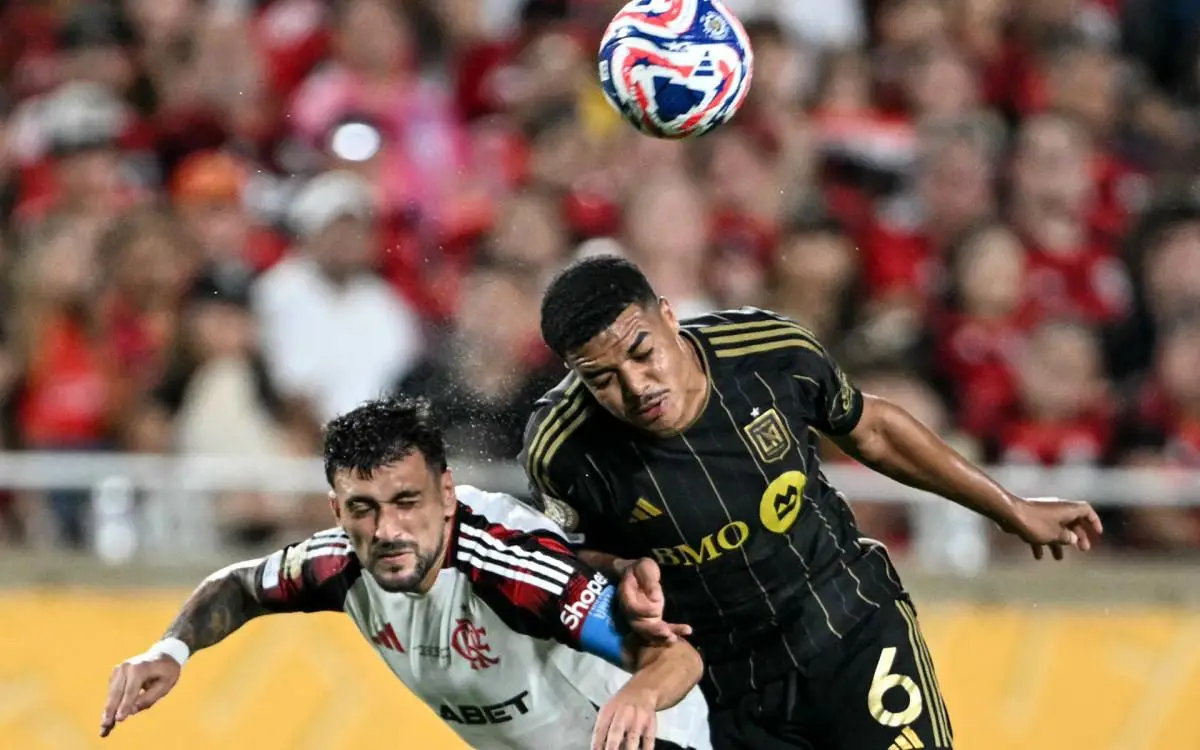 Igor Jesus, do Los Angeles FC, disputa a bola com Arrascaeta, do Flamengo
