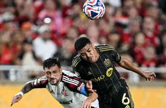 Igor Jesus, do Los Angeles FC, disputa a bola com Arrascaeta, do Flamengo (Foto: AFP)