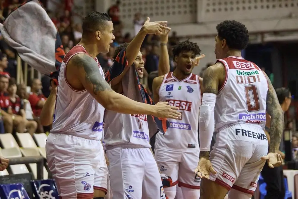 Jogadores do Franca vribram no ginásio do Tijuca