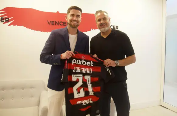 Jorginho chegou ao Rio de Janeiro nesta sexta-feira (6) e vestirá a camisa 21 no Flamengo (Foto: Divulgação / Flamengo)