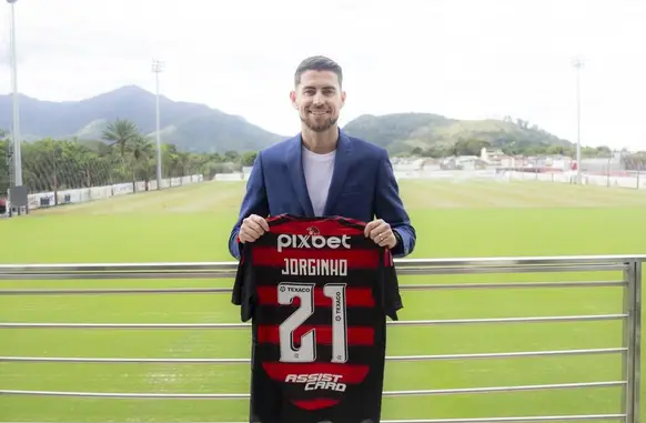 Jorginho com a camisa 21 do Flamengo (Foto: Adriano Fontes / Flamengo)