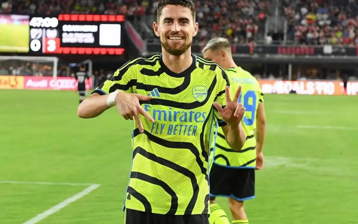 Jorginho com a camisa do Arsenal