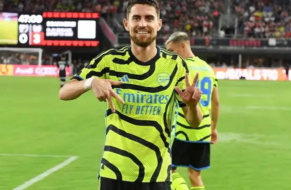 Jorginho com a camisa do Arsenal (Foto: Divulgação / Arsenal)