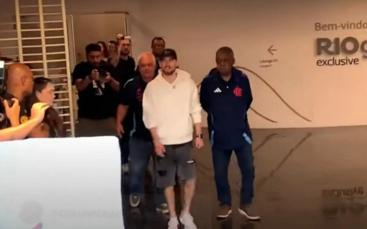 Jorginho desembarcou no Rio de Janeiro nesta sexta-feira (6)