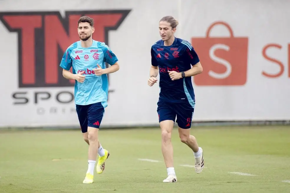 Jorginho e Filipe Luís durante treino do Flamengo