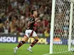 Luiz Araújo responde provocação de Deyverson com gol pelo Flamengo