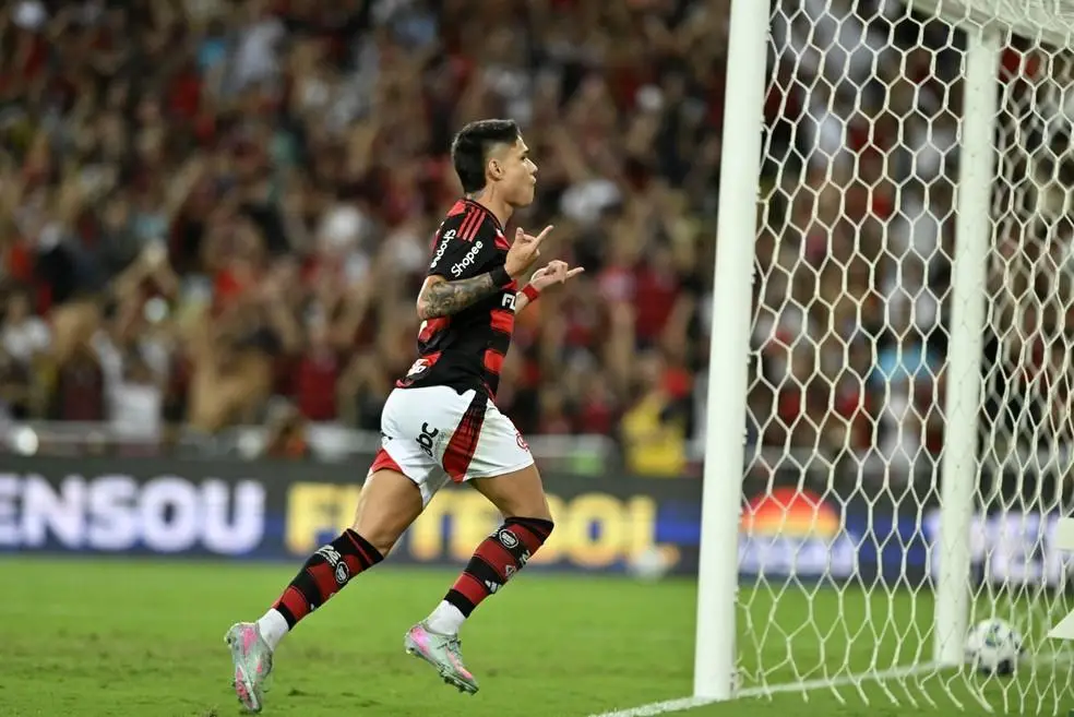 Luiz Araújo comemora gol do Flamengo sobre o Fortaleza