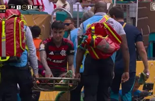 Momento em que Pulgar deixa o campo de maca no Hard Rock Stadium (Foto: Reprodução / Cazé TV)