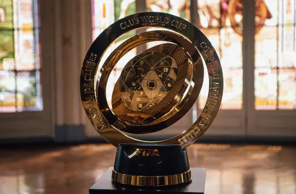 O troféu da Copa do Mundo de Clubes 2025 (Foto: Lucas Merçon/Fluminense FC)