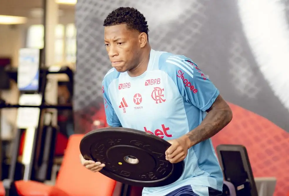 Plata em treino na academia do Ninho do Urubu