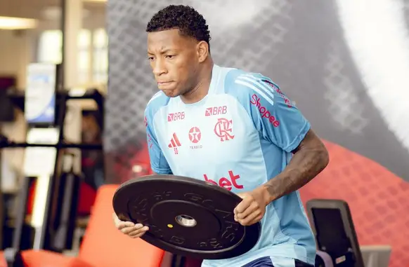 Plata em treino na academia do Ninho do Urubu (Foto: Adriano Fontes/Flamengo)