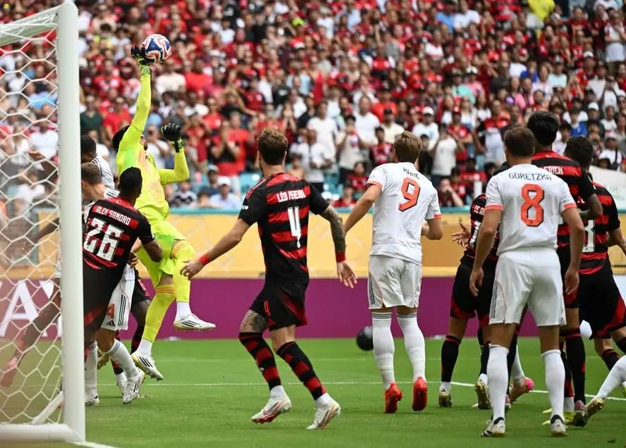 Primeiro gol do Bayern de Munique contra o Flamengo nas oitavas de final do Mundial de Clubes