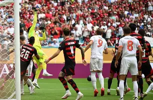 Primeiro gol do Bayern de Munique contra o Flamengo nas oitavas de final do Mundial de Clubes (Foto: PATRICIA DE MELO MOREIRA / AFP)