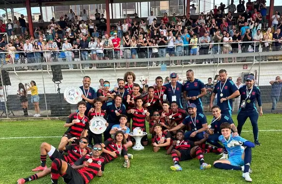 Time sub-14 do Flamengo foi campeão de torneio na Itália (Foto: Divulgação)