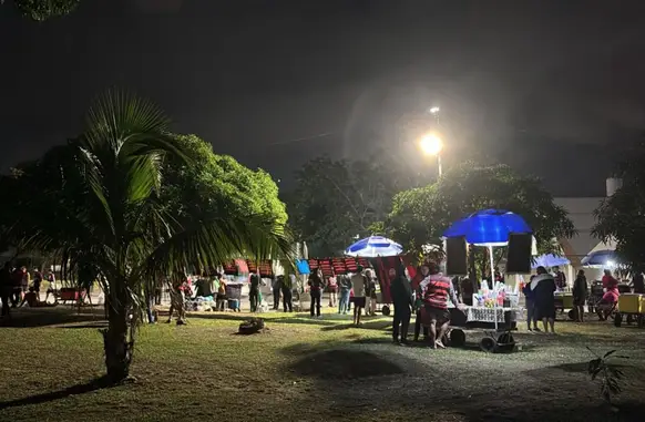 Torcedores do Flamengo marcam presença no Galeão para incentivar o time (Foto: João Alexandre Borges / Agência O Dia)