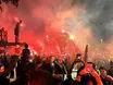 Torcida do Flamengo celebra embarque rumo ao Mundial com festa no aeroporto