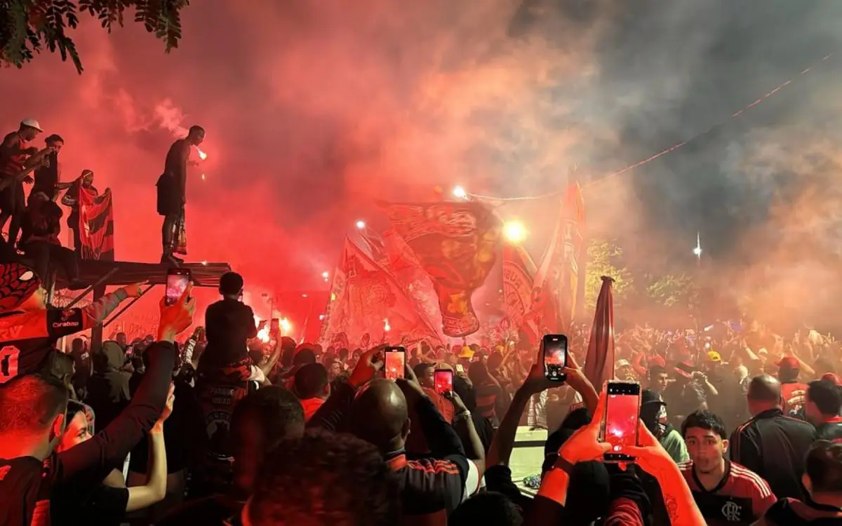 Torcida do Flamengo faz festa para receber o time no Gale