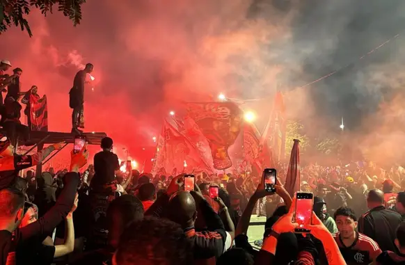 Torcida do Flamengo faz festa para receber o time no Gale (Foto: João Alexandre Borges / Agência O Dia)