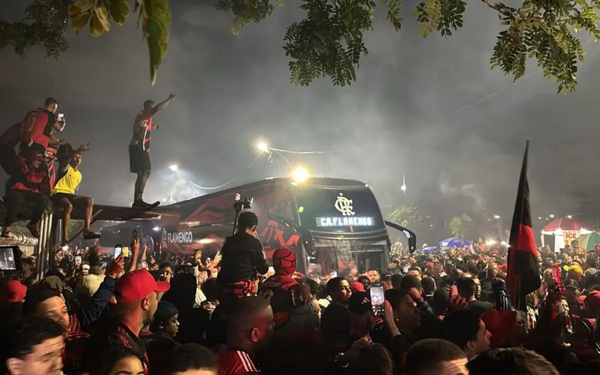 Torcida do Flamengo faz festa para receber o time no Galeão