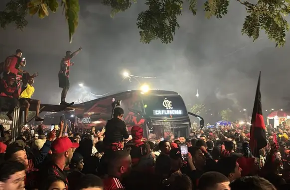 Torcida do Flamengo faz festa para receber o time no Galeão (Foto: João Alexandre Borges / Agência O Dia)