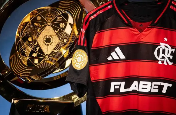 Troféu do Mundial de Clubes em visita à Gávea, sede do Flamengo (Foto: Hermes de Paula/Flamengo)