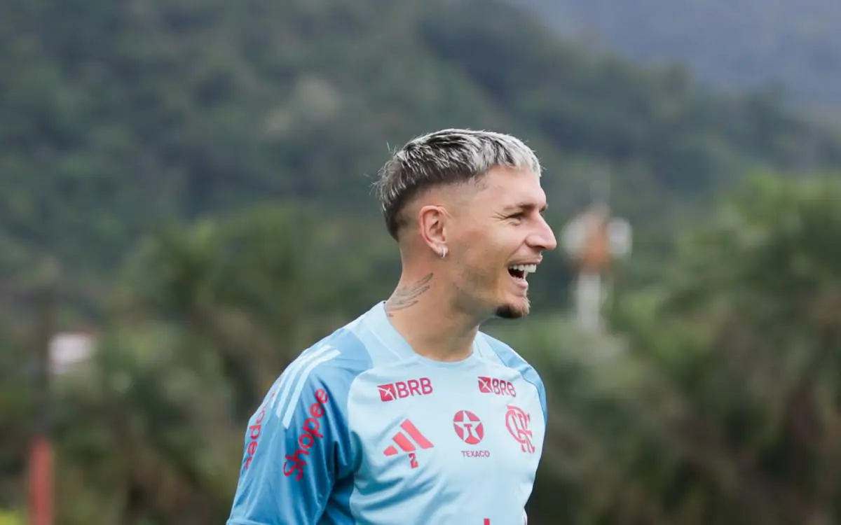 Varela em treino do Flamengo
