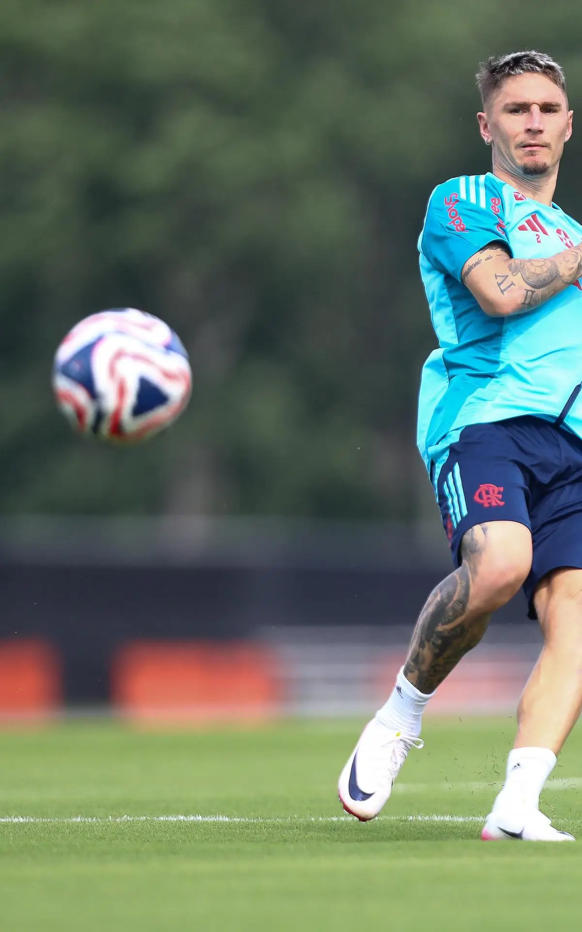 Varela em treino do Flamengo
