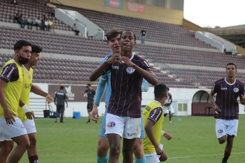 Wallace Yan após marcar um gol com a camisa da Ferroviária, em 2021