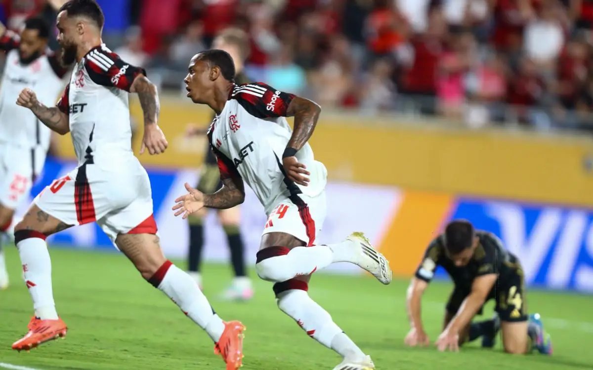 Wallace Yan celebra gol marcado pelo Flamengo sobre o Los Angeles FC
