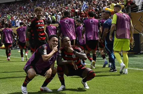 Wallace Yan e Matheus Gonçalves comemoram gol do Flamengo (Foto: Andre Durão)