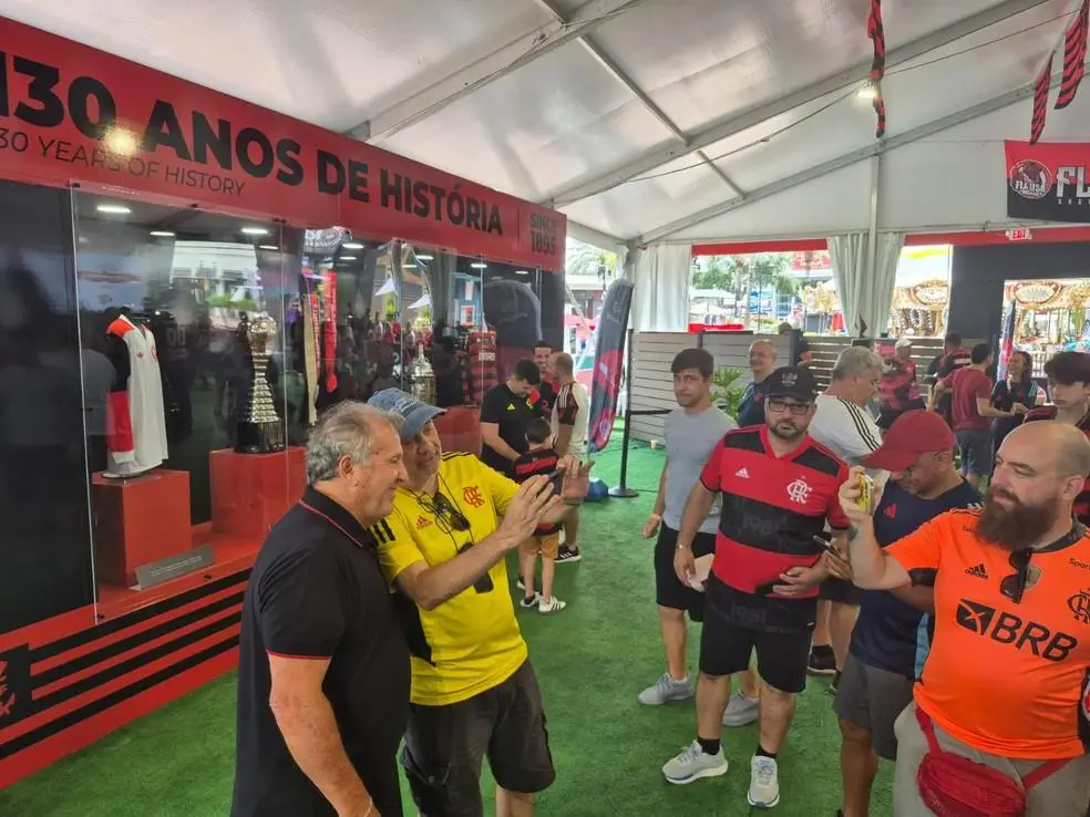 Zico atende torcedores do Flamengo na Casa Flamengo, em Orlando